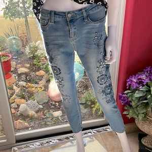 Dressy jeans with imitation multi size pearls, patterned with floral and leaves.